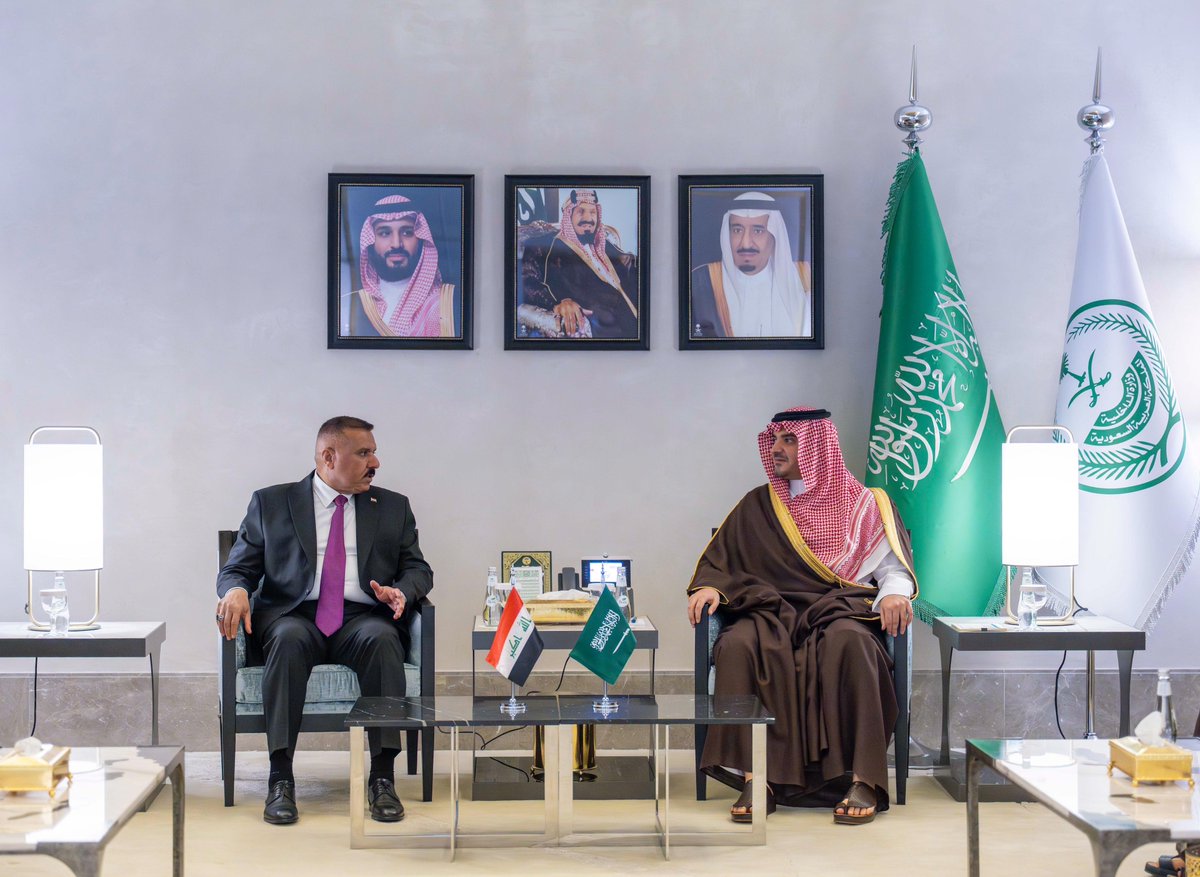 AbdulazizSNA's tweet image. استقبلت اليوم أخي معالي وزير الداخلية بجمهورية العراق الشقيقة الفريق أول ركن عبدالأمير كامل الشمري، واستعرضنا عدداً من الموضوعات ذات الاهتمام المشترك بين وزارتي الداخلية في إطار العلاقات الأخوية بين بلدينا الشقيقين،،،