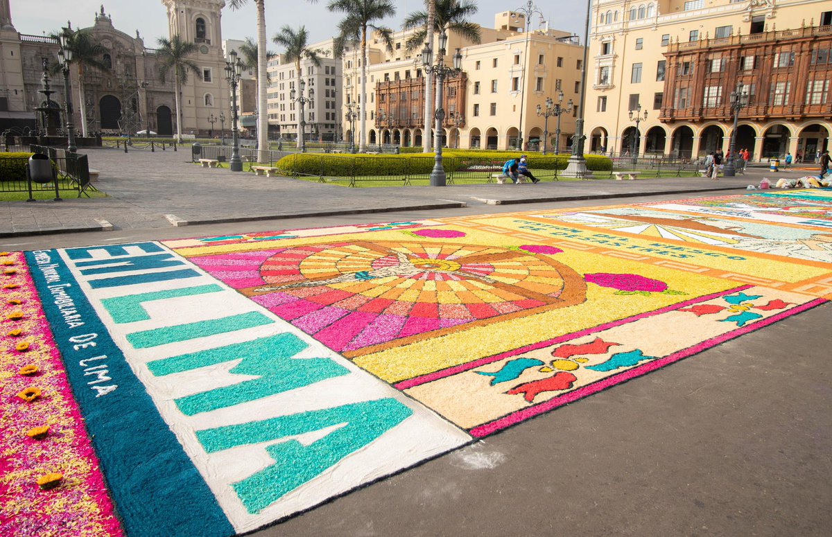 emilimamml's tweet photo. ¡Tradición y arte floral! 🌺

EMILIMA se hizo presente, una vez más, en la elaboración de las alfombras florales por Semana Santa, llenando de color y simbolismo el corazón del Centro Histórico de Lima.

#SemanaSanta2025 #emilima #MML https://t.co/C3tAWZnGea