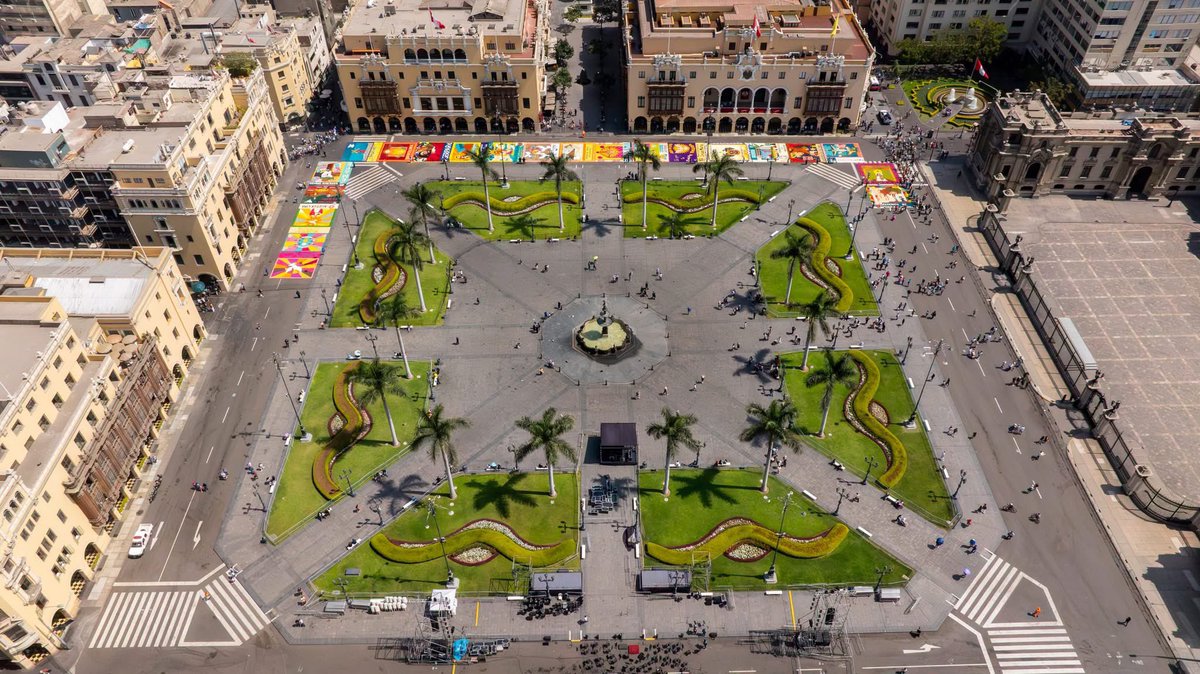 emilimamml's tweet photo. ¡Tradición y arte floral! 🌺

EMILIMA se hizo presente, una vez más, en la elaboración de las alfombras florales por Semana Santa, llenando de color y simbolismo el corazón del Centro Histórico de Lima.

#SemanaSanta2025 #emilima #MML https://t.co/C3tAWZnGea