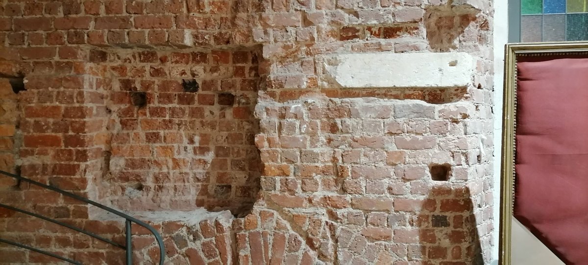 Acar Avunduk yazdı: "Restore edilen ve yeniden işlev verilen birçok tarihi eserin (hem de 1. Grup Anıt Eserin) onarımında iç ve dış duvar sıvalarının tümü raspa edilerek (sökülerek) tuğla ve taş duvarlar açığa çıkartılıyor ve olduğu gibi bırakılıyor."
arkitera.com/gorus/kulturel…