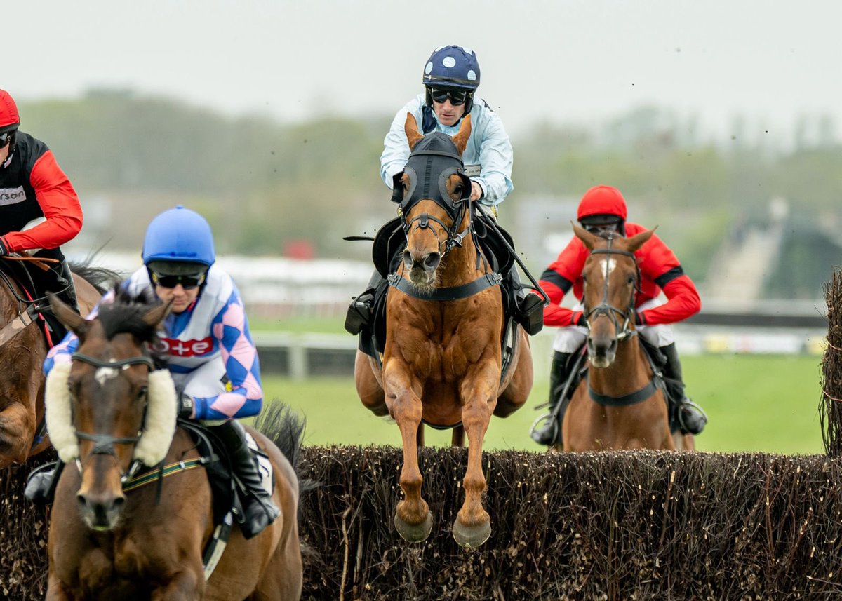 The Gordon and Angela Ashdown Handicap Steeple Chase has been won by Sea Invasion and Sam Twiston-Davies for Anthony Honeyball and Mr Richard and Mrs Carol Cheshire