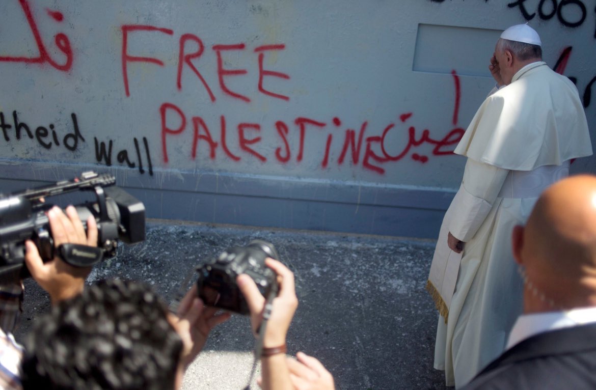 “Palestinians fight for freedom is a universal struggle for human dignity.” 

📸 #Pope Francis visits Betlehem and prays at the apartheid wall in 2014.