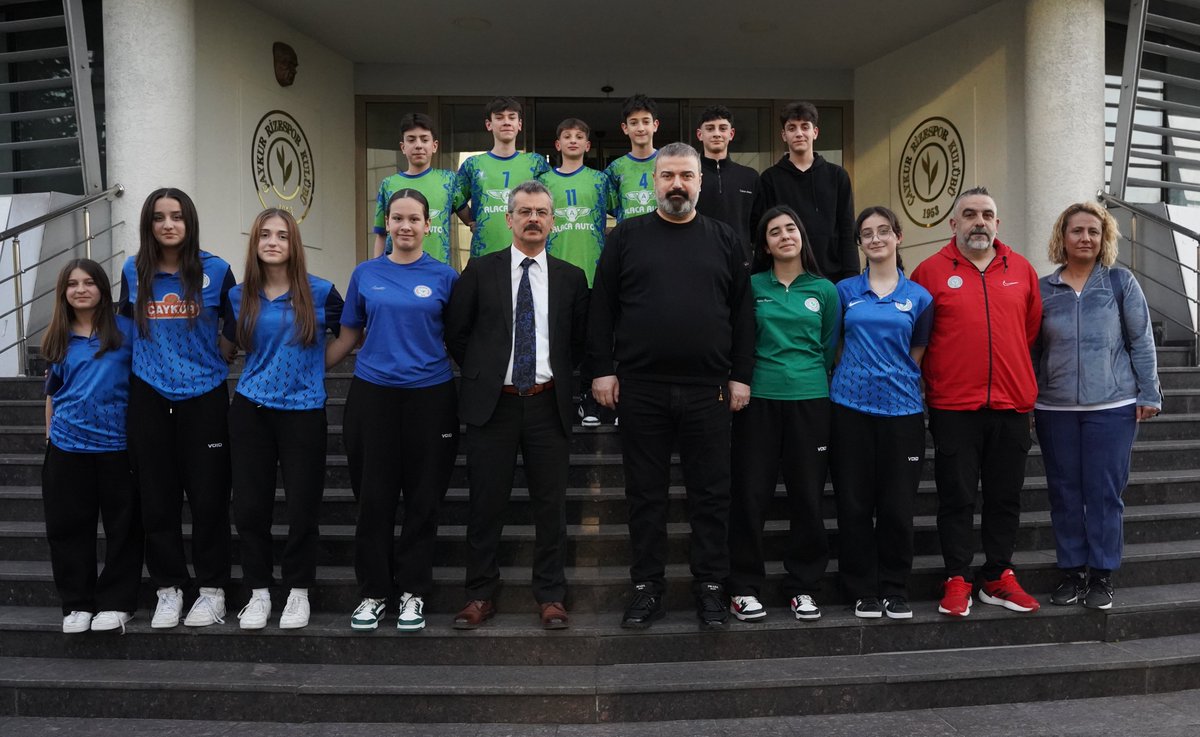 CRizesporAS's tweet photo. Türkiye finallerine katılma başarısı göstererek adını son 8 takım arasına yazdıran Güneysu Spor Lisesi futbol takımı ile Fatih Ortaokulu; okul sporları Türkiye 4.'sü Yıldız Erkekler hentbol takımı ve Türkiye şampiyonası 6.'sı Yıldız Kızlar voleybol takımı, Başkanımız İbrahim Turgut'u tesislerimizde ziyaret etti.