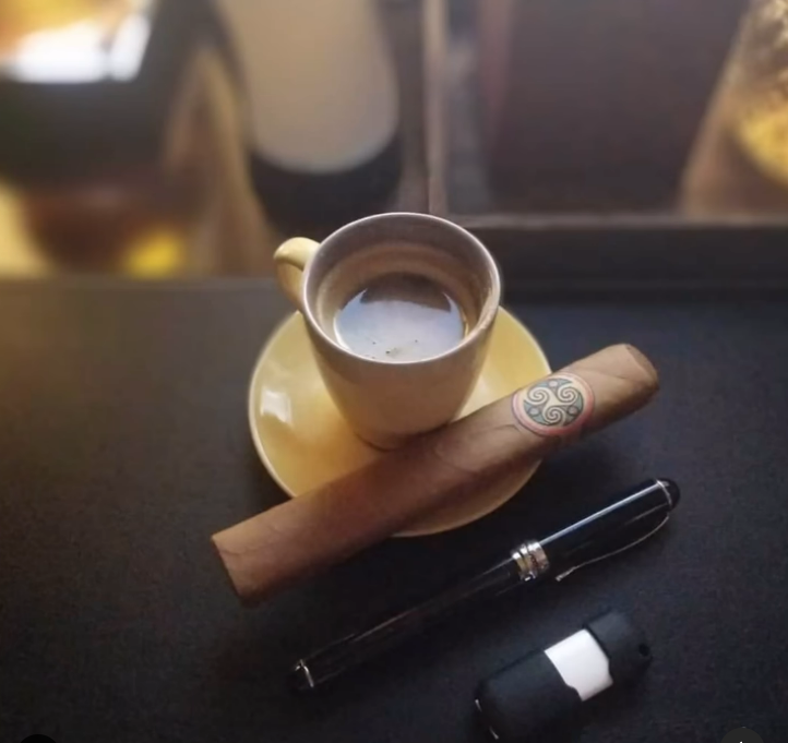 mbombaycigars's tweet photo. Easter Monday reset.
#Mbombay in hand, peace in the air.
#BOTL #SOTL #EasterSmoke https://t.co/fYAB13alXT