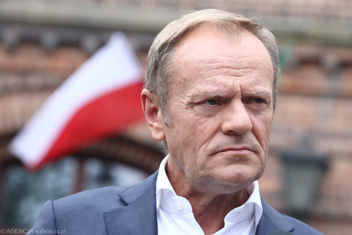 Ten stary dziad kończy dzisiaj 68 lat. 

Jest już oderwany od rzeczywistości i od problemów współczesnych Polaków  i dlatego powinien odejść z polityki, a najlepiej wyjechać na stałe do Berlina.

Kto jest za?😎