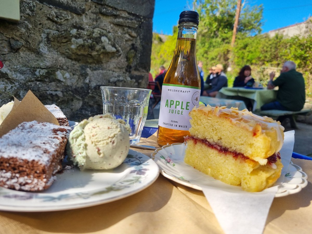 I was thinking (very loosely) about a sea dip.
Went to the beach for a look, maybe dip a toe in the water.
Saw the biggest jellyfish (pysgod wibbli wobbli in Welsh 🤭)
Had a nice walk, coffee and cake instead.