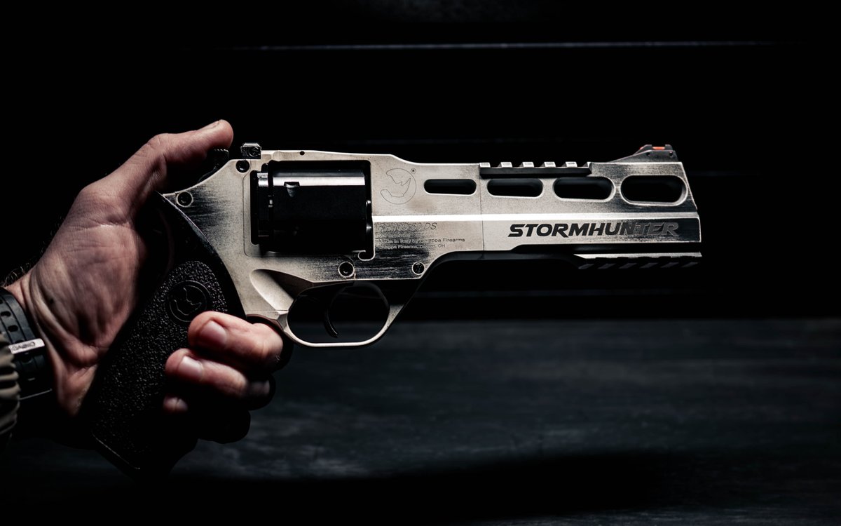 MidwestGunWorks's tweet photo. Twister would have been so much cooler if they used this to fight the tornado.
That worn cerakote look, makes it look like it has a time or two.
#MGW #StormHunter https://t.co/PbgpV0Kcxe