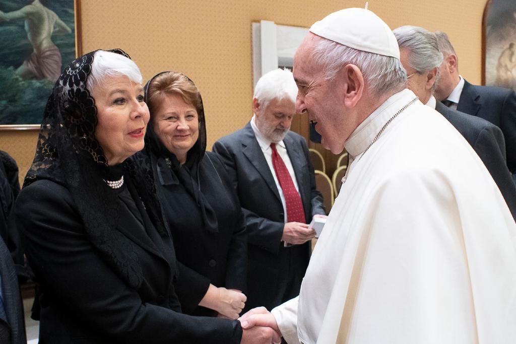 _Jadranka_Kosor's tweet photo. I još jedna od tih nezaboravnih uspomena. Stisak ruke i nekoliko riječi. Osmijeh. Kao da se oduvijek znamo. Poseban, jednostavan, srdačan i topao. Ostaje u srcu. https://t.co/yxWfVEHN7K