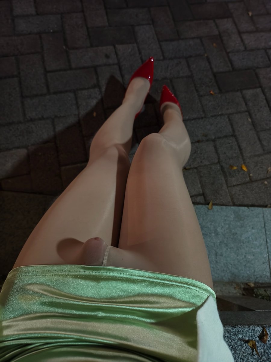 是喜欢男脸母狗的羞耻鼓包呢，还是喜欢骚浪微露呢？