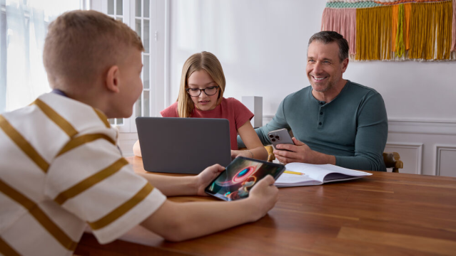 KimSmith527's tweet photo. For the first time, @Comcast is introducing the option to choose a five-year price guarantee when customers sign up for a new @Xfinity Internet package. #IWorkForComcast https://t.co/UyqLvfCReS https://t.co/bnFztpCzhL