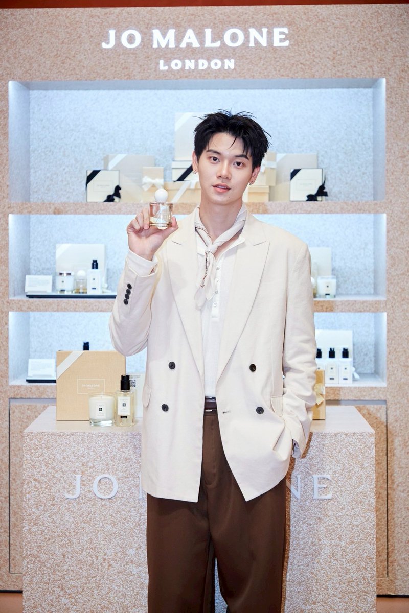 theoneyin's tweet photo. Spotted: Khun Yin and Khun War at Jo malone london event unveiling the new scent, ‘Beach Blossom’.

cr. Central Chidlom 

#JoMaloneLondonTH #BrilliantBlossoms 
#YinWarXJoMaloneLondon
JOMALONE X YINWAR
#หยิ่นวอร์ #yinyin_anw #warwanarat https://t.co/On56h2Ragj