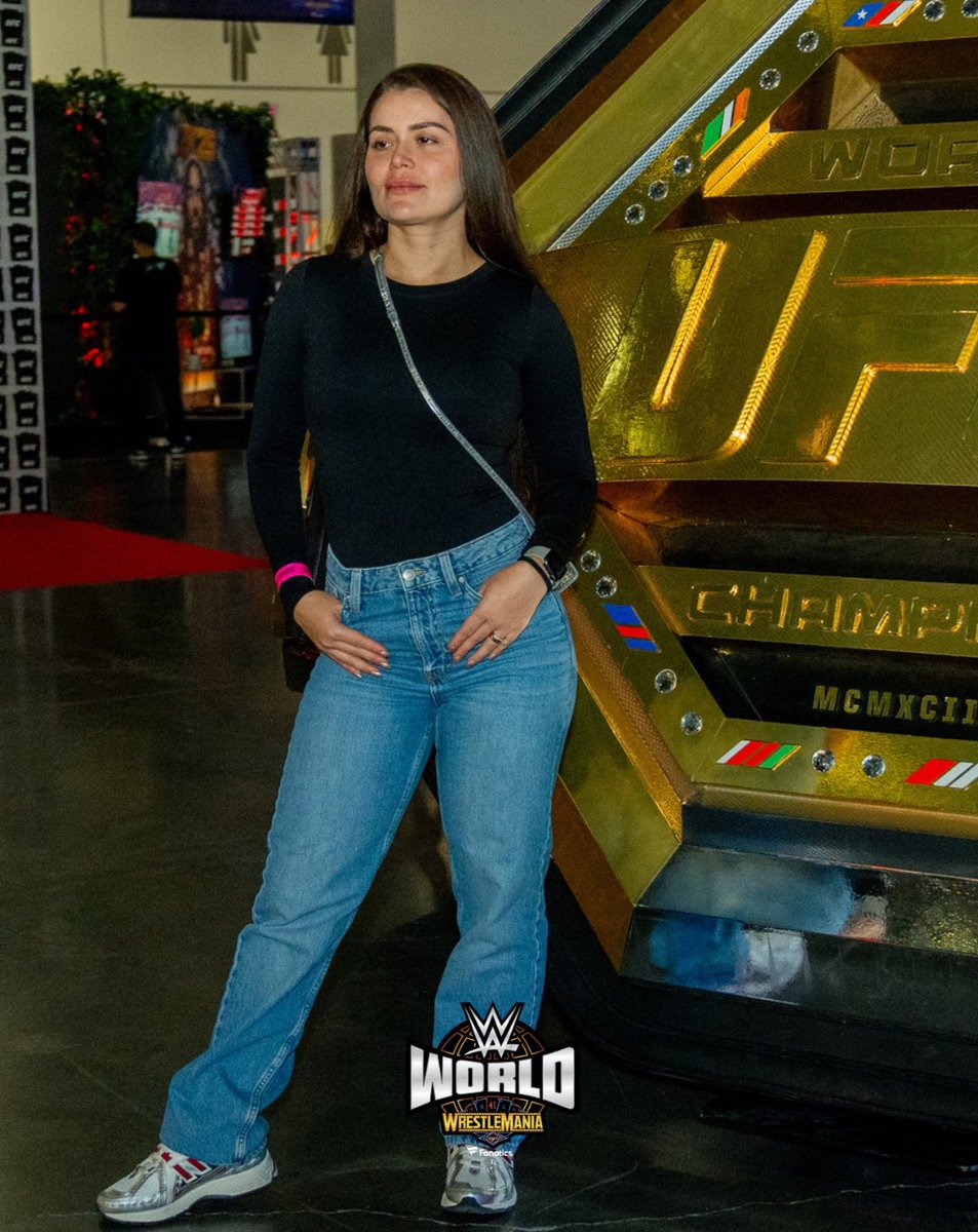 Can't believe it’s the final day of the #WWEWorld 😭😭

BUT LET’S HAVE SOME FUN TODAY, HUH? 😃

🎫: wweworld.com/wrestlemania-4…