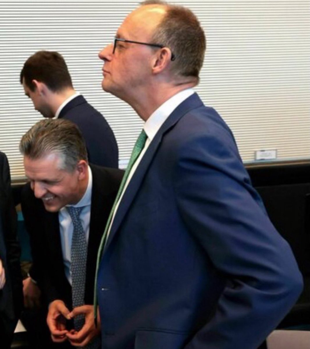 Was sagt diese Körperhaltung aus?