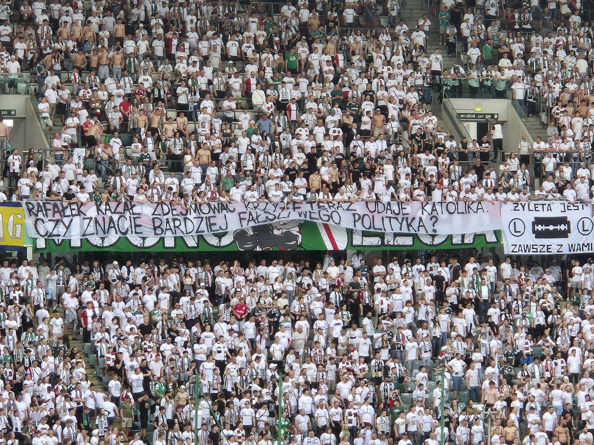 "Rafałek kazał zdejmować krzyże, teraz udaje katolika. Czy znacie bardziej falszywego polityka?"

Kibice rozumieją...