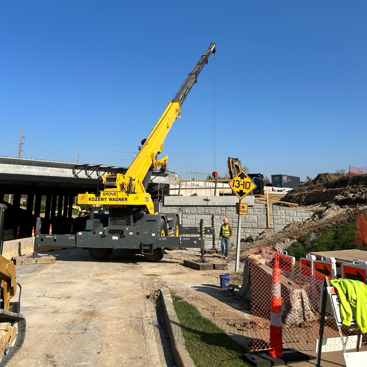 IUOE_513's tweet image. 🚧 This week kicks off #WorkZoneAwarenessWeek! Please remember to slow down in work zones like the Highway 270 project.
#UnionOperator Luke Guzman pictured here working for @KozenyWagner . Let’s make sure all workers get home safe! #NWZAW