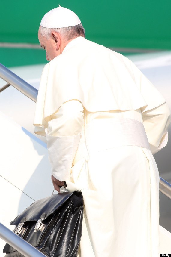 patrickoyulu's tweet image. Pope with a “No Problem” Bag.

Todate, that image of @Pontifex boarding his plane at Entebbe Airport in 2015 -with a humble black leather bag in hand -still lives rent-free in my memory. Ugandans saw it, paused, and some -like me, remembered the 'No Problem' Bag.

Now, if you're…