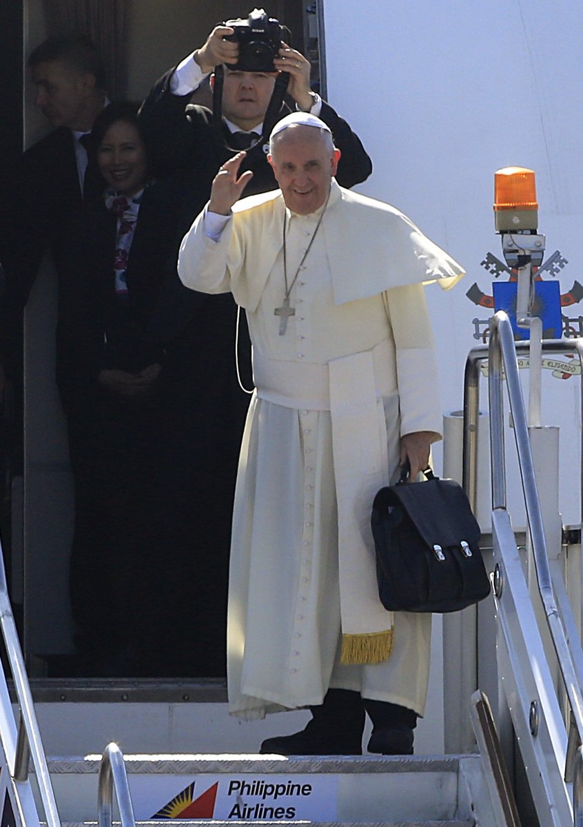 patrickoyulu's tweet image. Pope with a “No Problem” Bag.

Todate, that image of @Pontifex boarding his plane at Entebbe Airport in 2015 -with a humble black leather bag in hand -still lives rent-free in my memory. Ugandans saw it, paused, and some -like me, remembered the 'No Problem' Bag.

Now, if you're…