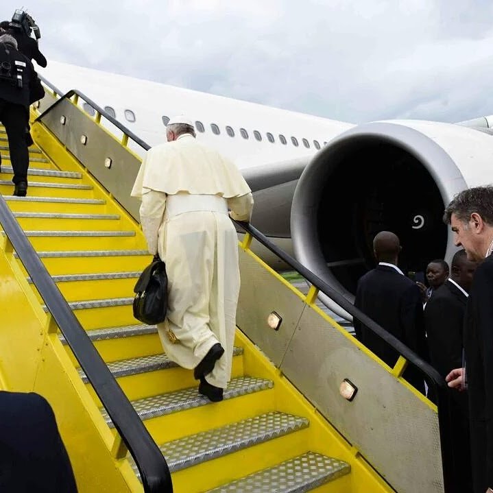 patrickoyulu's tweet image. Pope with a “No Problem” Bag.

Todate, that image of @Pontifex boarding his plane at Entebbe Airport in 2015 -with a humble black leather bag in hand -still lives rent-free in my memory. Ugandans saw it, paused, and some -like me, remembered the 'No Problem' Bag.

Now, if you're…