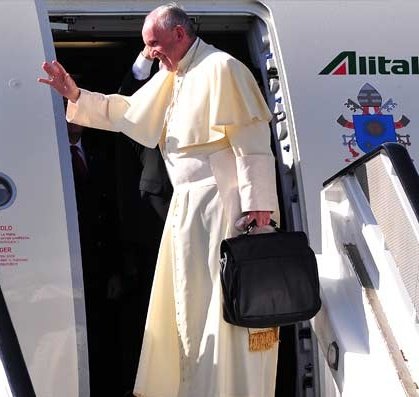 patrickoyulu's tweet image. Pope with a “No Problem” Bag.

Todate, that image of @Pontifex boarding his plane at Entebbe Airport in 2015 -with a humble black leather bag in hand -still lives rent-free in my memory. Ugandans saw it, paused, and some -like me, remembered the 'No Problem' Bag.

Now, if you're…