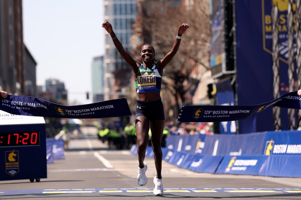 AthleticsWeekly's tweet photo. 🏆 Boston Marathon champion 🏆

In a battle for the ages at Boston, Sharon Lokedi sees off Hellen Obiri to top the podium 🔥

Lokedi clocks 2:17:22 and smashes the course record of 2:19:59 from 2014 🇰🇪

All of the podium (Obiri – 2:17:41 and Yalemzerf Yehualaw – 2:18:06) all went under the record 🤯