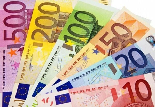 Los billetes de euro no muestran monumentos reales.

Sus puentes y ventanas fueron diseñados para no representar ningún país.

Pero hoy… algunos ya existen en la vida real.

Aquí va la historia completa... 🧵