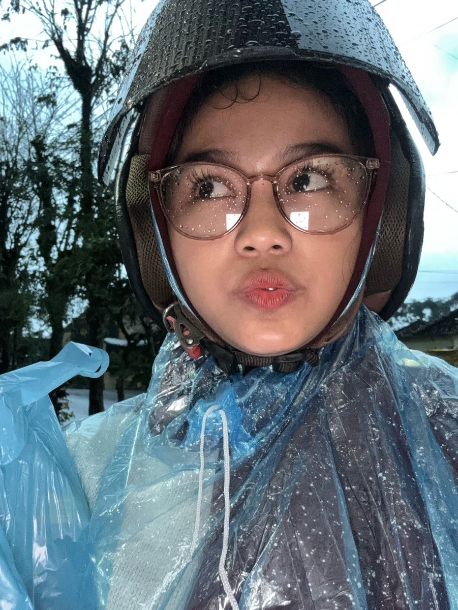 hypergirlxse's tweet photo. tadii hujan hujanan basah nyaa same ke dalem https://t.co/kXknstTBUo