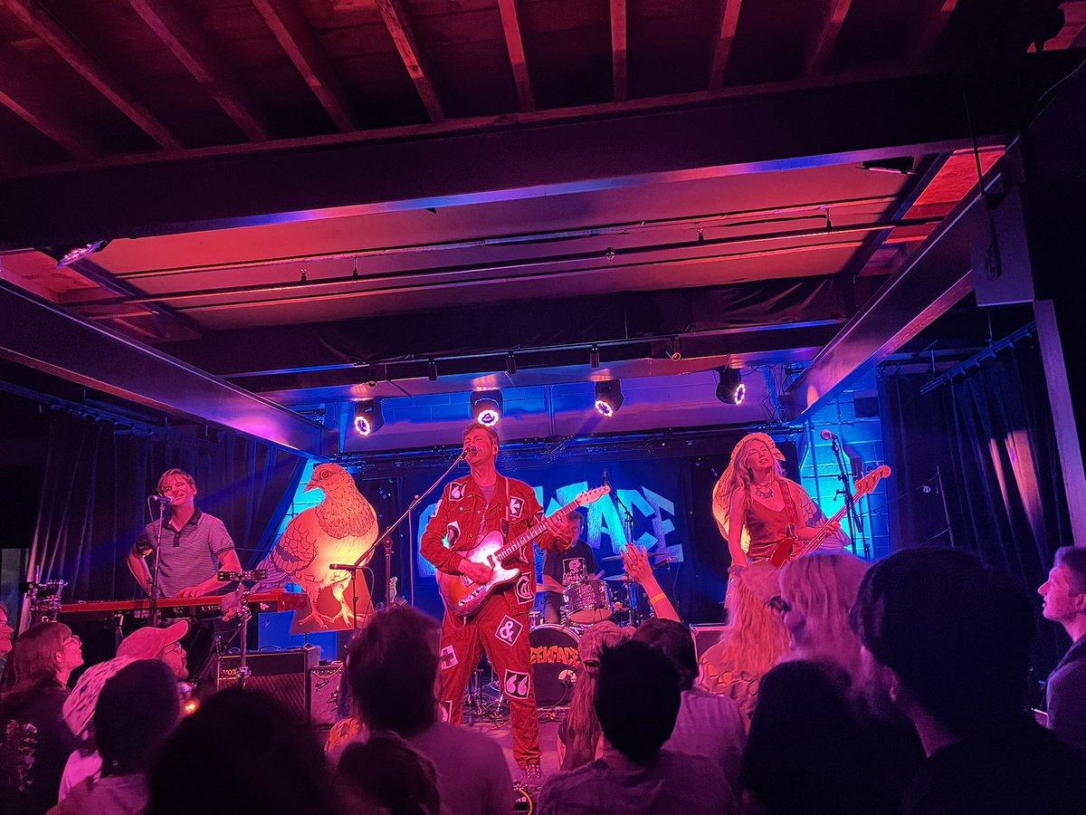 kellylafuega's tweet photo. Forever grateful to finally see America’s local band at my own stomping ground https://t.co/PfFpfXSAzI