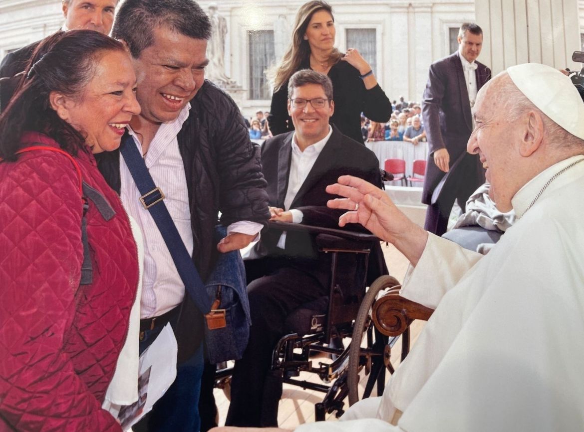 En septiembre de 2022, el papa Francisco bendijo nuestro matrimonio con Aida,  de ese momento queda este hermoso recuerdo, una carcajada entre los tres, luego de que nos preguntó: ¿Y quién es la víctima? haciendo gala de su buen humor.