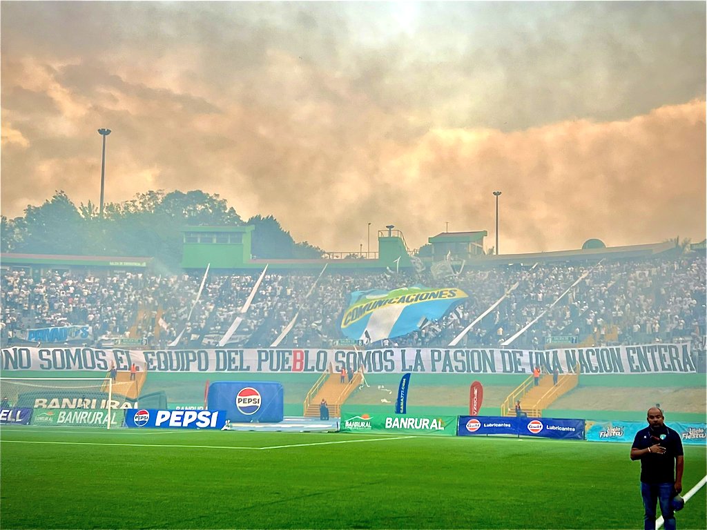 Tremenda fotografía. Una vez más ha quedado demostrado que Comunicaciones FC es el verdadero grande de Guatemala y la Vltra Svr es la única barra brava en el país.