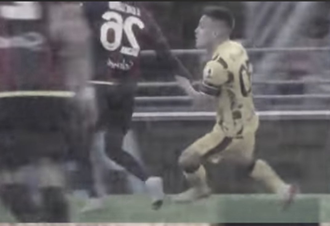 BW5maggio's tweet photo. #InterBologna #Lautaro #Tuffaro #MarottaLeague #ndrangheta #impuniti
Tira il braccio, fa un gesto all’arbitro (il var era spento ?) https://t.co/z8yPPWzFnn