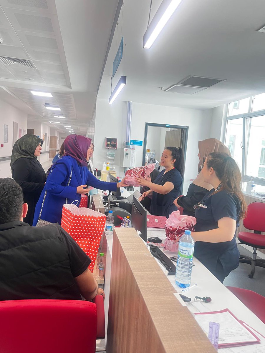 akkadin_nigde's tweet photo. 21-28 Nisan ebeler günü münasebetiyle ilimizde bulunan hastanemiz ve aile sağlık merkezlerindeki ebelerimizi ziyaret ederek günlerini kutladık 🙋🏼‍♀️ 
Bu kutsal görevde tüm ebelerimize  başarılar diliyoruz 
Rabbim işlerini kolaylaştırsın 💐
@akkadingm 
@rukiyetoytr https://t.co/Ts3WdpIvjO