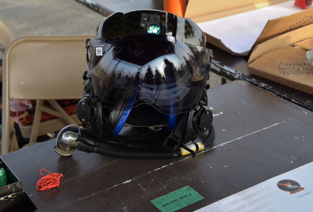 tomcat_alte's tweet image. 厚木基地 日米親善春祭り の続き
VFA-147の部隊パッチが欲しくてブース覗いてみたが無かった、売り切れ？机の上にはF-35用のヘルメット！😃俺のSHOEIとは訳が違うぜ！😅💦後ろには HELMET DISPLAY UNIT と！お値段なんと！6,000万円😱
Pさん曰くキャッシュオンリーとの事www

#厚木基地
#VFA147
#F35C