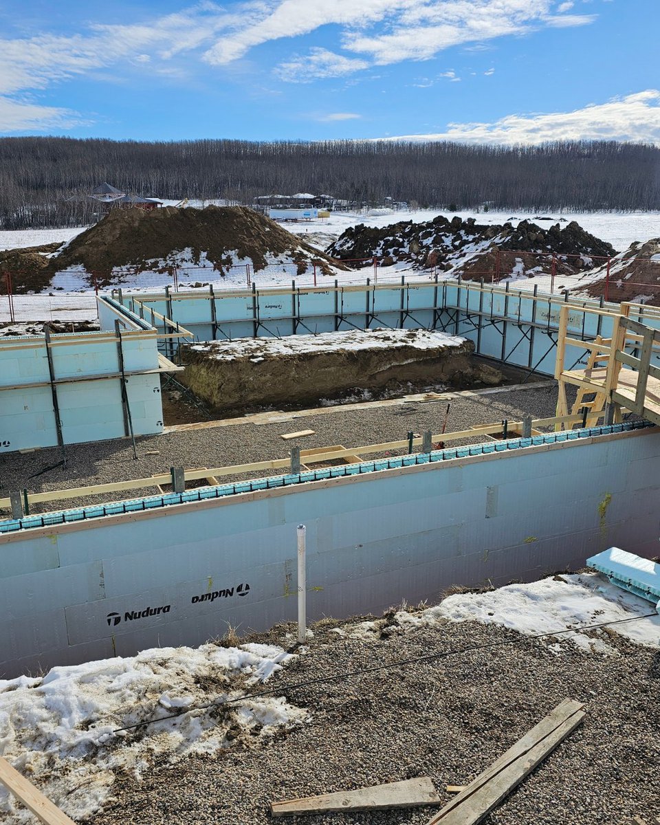 Never underestimate how much a clean site boosts safety and efficiency! 👏👏👏 Pre-pour inspection with a new installer showed great PPE use, handrails, a safe platform, and a tidy site. Well done! #PrairieICF