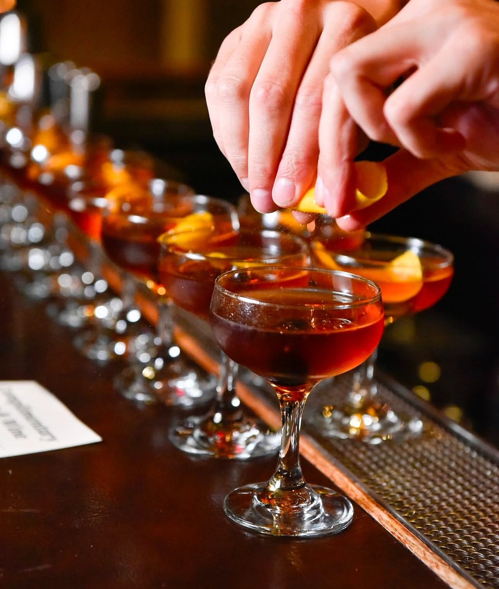 Clock out. Pour up. 🥃
If you have to be at the office, it’s good to know something good is waiting for you at 5pm.
Whiskey, cocktails, and good vibes.
Crimson Whiskey Bar
627 H Street NW | Behind the Chinatown Arch
#PennQuarter #DCWhiskeyBar