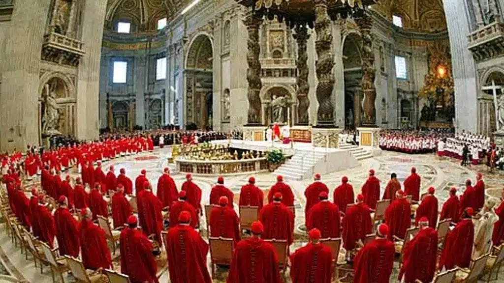 Los papas no surgen por casualidad.
  
El cónclave busca equilibrio:  

- ¿Un Papa pastoral o un teólogo?  
- ¿Progresista o conservador?  
- ¿De Europa, América, África?  

Las órdenes no “controlan”, pero sus cardenales y redes inclinan la balanza.