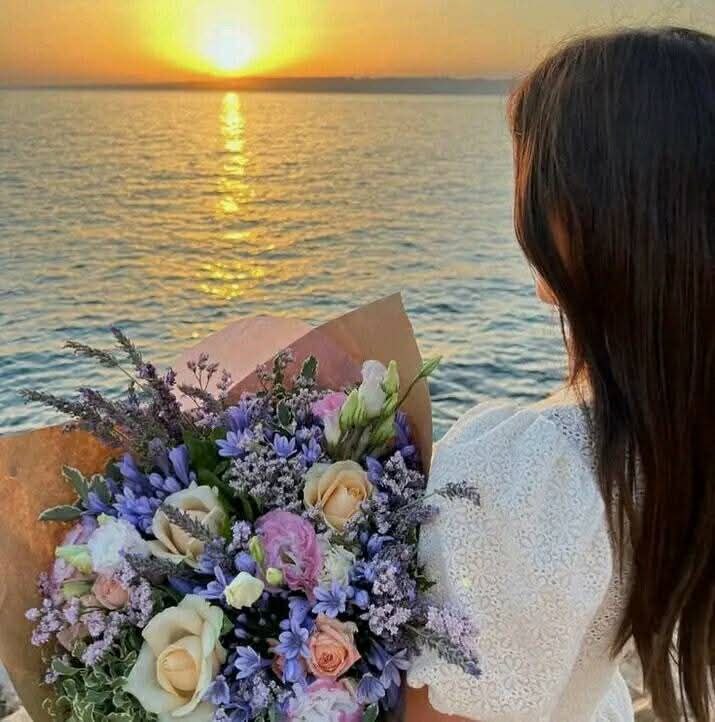 سيبقَى الوُد مَحفوظًا لِمن عبرُوا حياتنا وڪان لعبُورهم معنَى
فَسلامـًا على همساتِ و رسائل  
تَرڪت بالروحِ أثرَ جميلًا و سَتبقى ما حَيينَا.
مهما مرت الايام ومهما تباعدنا سيبقى ذلك الاثر الجميل مغروسا في اعماق قلوبنا.💞💞