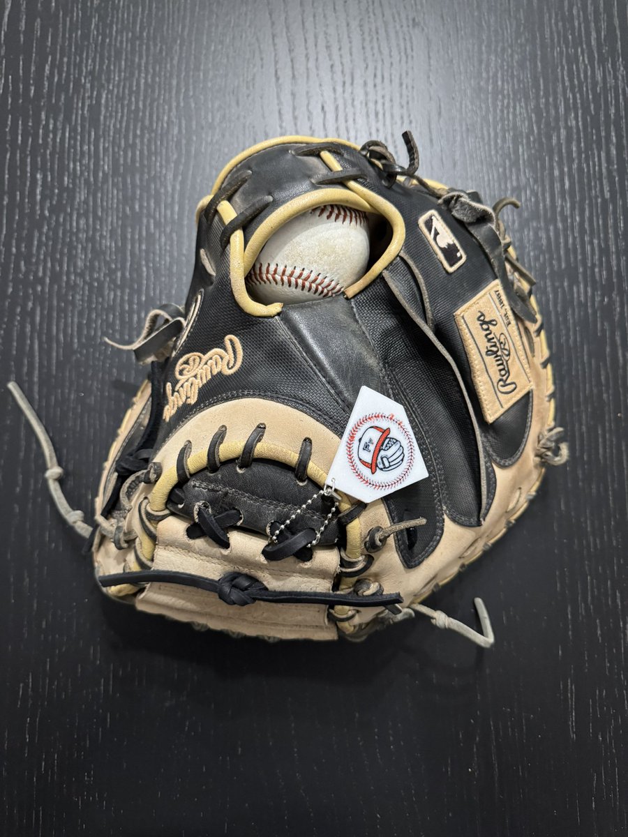 FixItFowler42's tweet photo. Full mid-pocket re-lace on this Rawlings. Just in time to be on the field this afternoon for our friends at @piquabaseball #FixItFowler @Starting9_37_ @skipMeyers17 https://t.co/voa9TxbVpq
