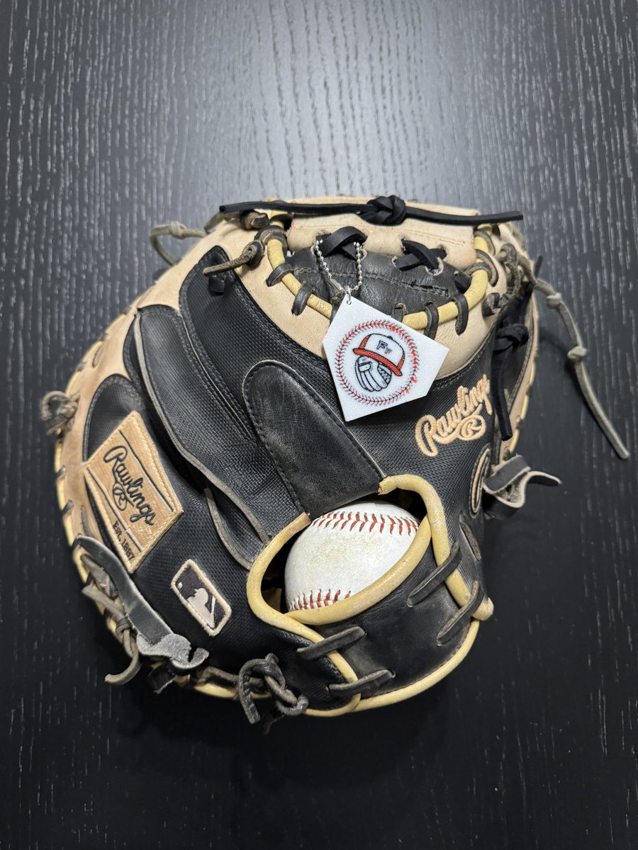 FixItFowler42's tweet photo. Full mid-pocket re-lace on this Rawlings. Just in time to be on the field this afternoon for our friends at @piquabaseball #FixItFowler @Starting9_37_ @skipMeyers17 https://t.co/voa9TxbVpq