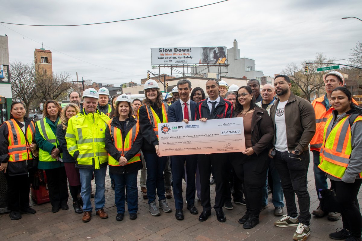 NYCWater's tweet image. Keeping NYers safe is a team effort! So today, we teamed up with @NYC_DOT and @NYCDDC for #NationalWorkZoneAwarenessWeek to urge everyone to slow down near construction sites. Safe worksites help keep NYC flowing! #NWZAW