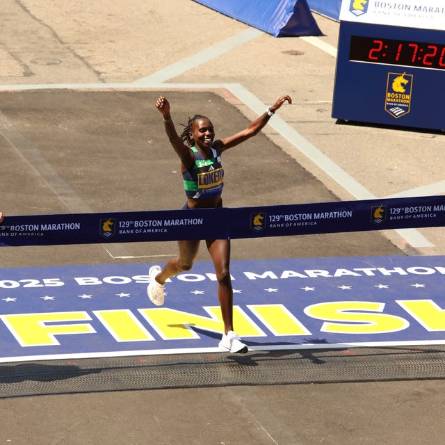 #BostonMarathon

Sharon Lokedi gana con 2:17:22 (ritmo promedio 3:15) y rompe el récord femenino del evento (era de Buzunesh Deba 2:19:59 en 2014).

Segunda Hellen Obiri con 2:17:41 y tercera Yalemzerf Yehualaw de Etiopía con 2:18:06