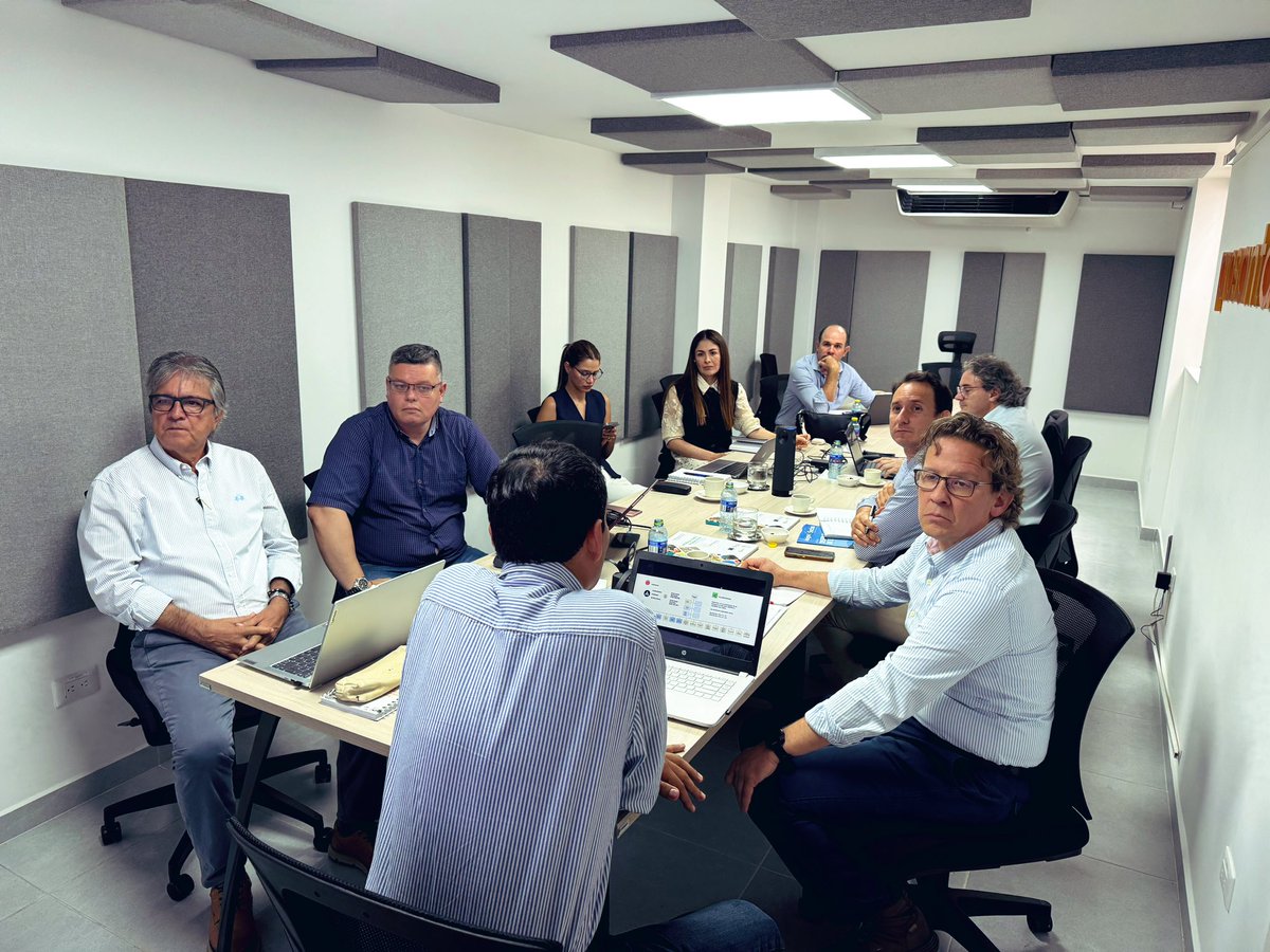 pro_santander's tweet photo. 🚀 ¡En movimiento por el progreso de Santander!

A esta hora, desde @pro_santander lideramos un espacio estratégico para construir juntos la reforma del @Idesan_oficial, una iniciativa fundamental para fortalecer el desarrollo económico y social de nuestro departamento.

El @Idesan_oficial enfrenta hoy nuevos desafíos y, con visión de futuro, busca revitalizar su papel como motor de financiación de proyectos que impulsen el progreso y la competitividad de Santander.

La reunión, dirigida por el director ejecutivo de @pro_santander, @Jp_Remolina, cuenta con la participación de @jmontoyabozzi, vicepresidente de la Junta Directiva de @pro_santander y rector de la @unab_online; @elianaleondo, secretaria de Competitividad de la @GobdeSantander; Néstor Augusto Salcedo Silva, gerente de @Idesan_oficial; los consultores Jean Philippe Pening Gaviria, Jaime Andrés Urazán, entre otros. 

#Prosantander #IDESAN #SantanderAvanza #ReformaIDESAN #LiderazgoProsantander #TransformaciónIDESAN