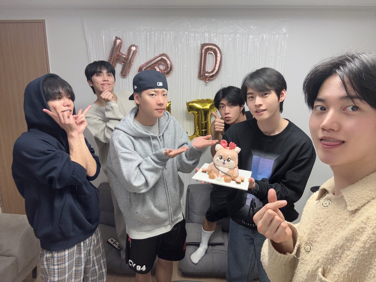 [#LightONF] 25.04.22 HAPPY HYOJIN DAY LIVE 📸

봄처럼 따뜻한 효진이의 생일 시작을 함께해 준 퓨즈들💛
리더로서 중심을 지켜주는 효진이의 생일을
퓨즈와 같이 맞이할 수 있어 더 행복했어효 쿠쿠쿠🦌

#온앤오프 #ONF #효진 #HYOJIN
#HAPPYHYOJINDAY