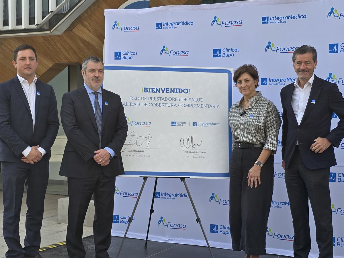 Fonasa's tweet photo. El director de @Fonasa, Camilo Cid, y el Gerente General Segmento Prestador de @BupaChile, Gonzalo Difonso, firmaron el convenio de adhesión que incorpora a las Clínicas Bupa Santiago, Reñaca y Antofagasta, junto a la red nacional ambulatoria @integramedica y sus 33 centros, como nuevos prestadores de la Modalidad de Cobertura Complementaria (MCC).
La actividad contó además con la participación de la ministra de Salud, @ximenaguilera.
Este hito amplía las alternativas de atención de calidad para las personas beneficiarias de Fonasa en todo Chile.