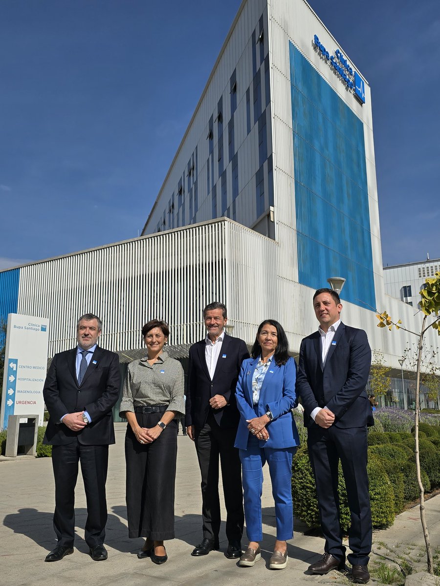Fonasa's tweet photo. El director de @Fonasa, Camilo Cid, y el Gerente General Segmento Prestador de @BupaChile, Gonzalo Difonso, firmaron el convenio de adhesión que incorpora a las Clínicas Bupa Santiago, Reñaca y Antofagasta, junto a la red nacional ambulatoria @integramedica y sus 33 centros, como nuevos prestadores de la Modalidad de Cobertura Complementaria (MCC).
La actividad contó además con la participación de la ministra de Salud, @ximenaguilera.
Este hito amplía las alternativas de atención de calidad para las personas beneficiarias de Fonasa en todo Chile.