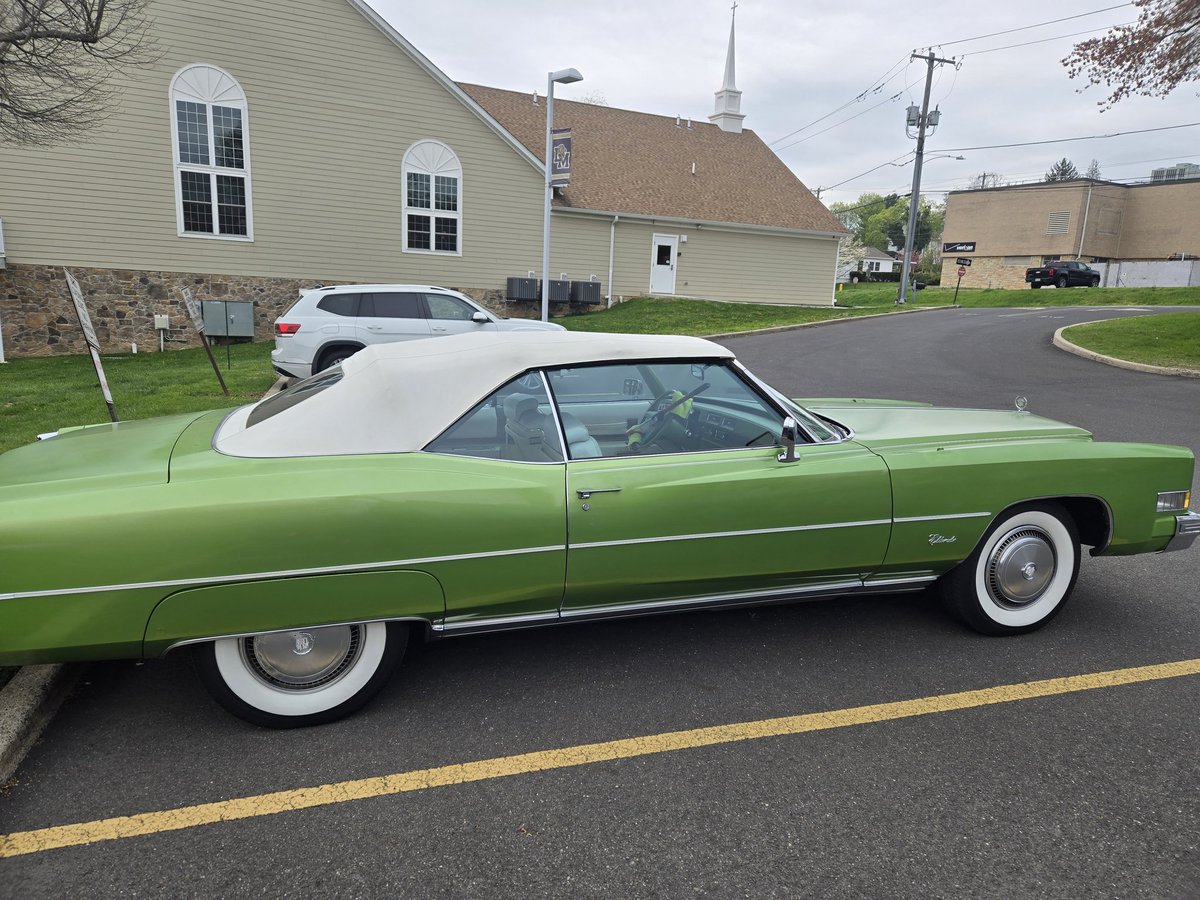 I pulled up to the district office and what do I see? Classic car in every way possible...the car 🚗....the color🎨...the wheels 🛞...oh and don't forget #theclub on the steering wheel with the ends resting on towels so you don't mess up the steering wheel.  Love. It.