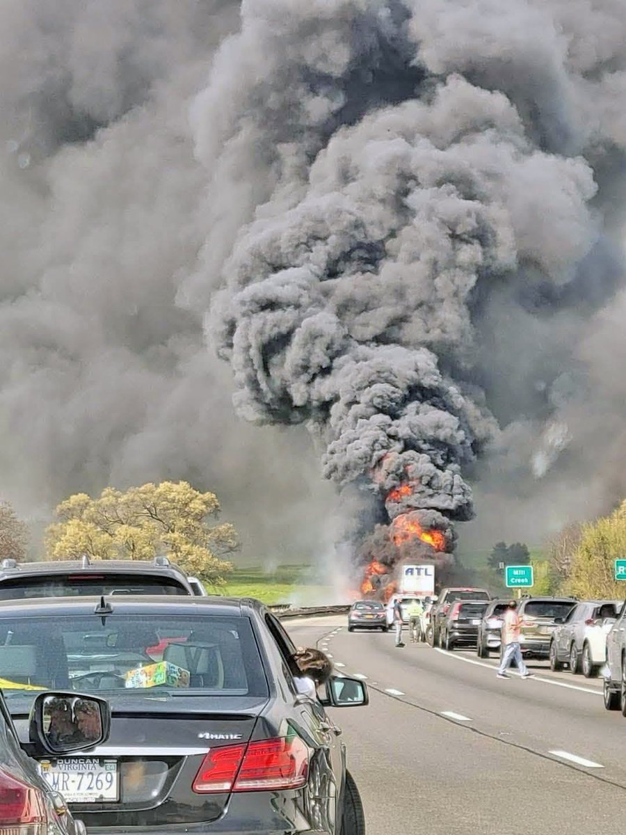 route11news's tweet image. A tractor-trailer crash shut down northbound I-81 in Shenandoah County for two hours on April 19 after a tire blowout led to a fire. The driver suffered serious but non-life-threatening injuries. Link in comment.
