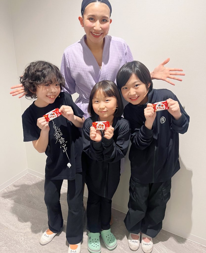 juriii_511's tweet image. 福岡公演、連日沢山のご来場ありがとうございます！残りあと2回公演のみとなりました🥺
昨日の夜公演で
信役　#中村新 くん
坊役　#長谷川悠大 くん
幼少小夏役　#須田麗央 ちゃん
が大千穐楽を迎えました👏🏻👏🏻
おめでとう！！みんな立派で素敵だったよ😭✨

#ミュージカル落語心中
#昭和元禄落語心中
