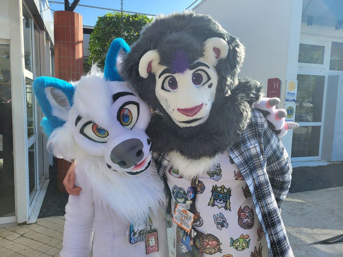 StanRenart (@stanrenart) on Twitter photo Photo avec mon meilleur pote <a href="/ChronosLeRenard/">🏳️🌈Le Simili de Sköll🏳️🌈 🧙Mage bleu🧙</a> 🦁💜💙🦊
À la #Fauntastic5 Photo avec mon meilleur pote <a href="/ChronosLeRenard/">🏳️🌈Le Simili de Sköll🏳️🌈 🧙Mage bleu🧙</a> 🦁💜💙🦊
À la #Fauntastic5