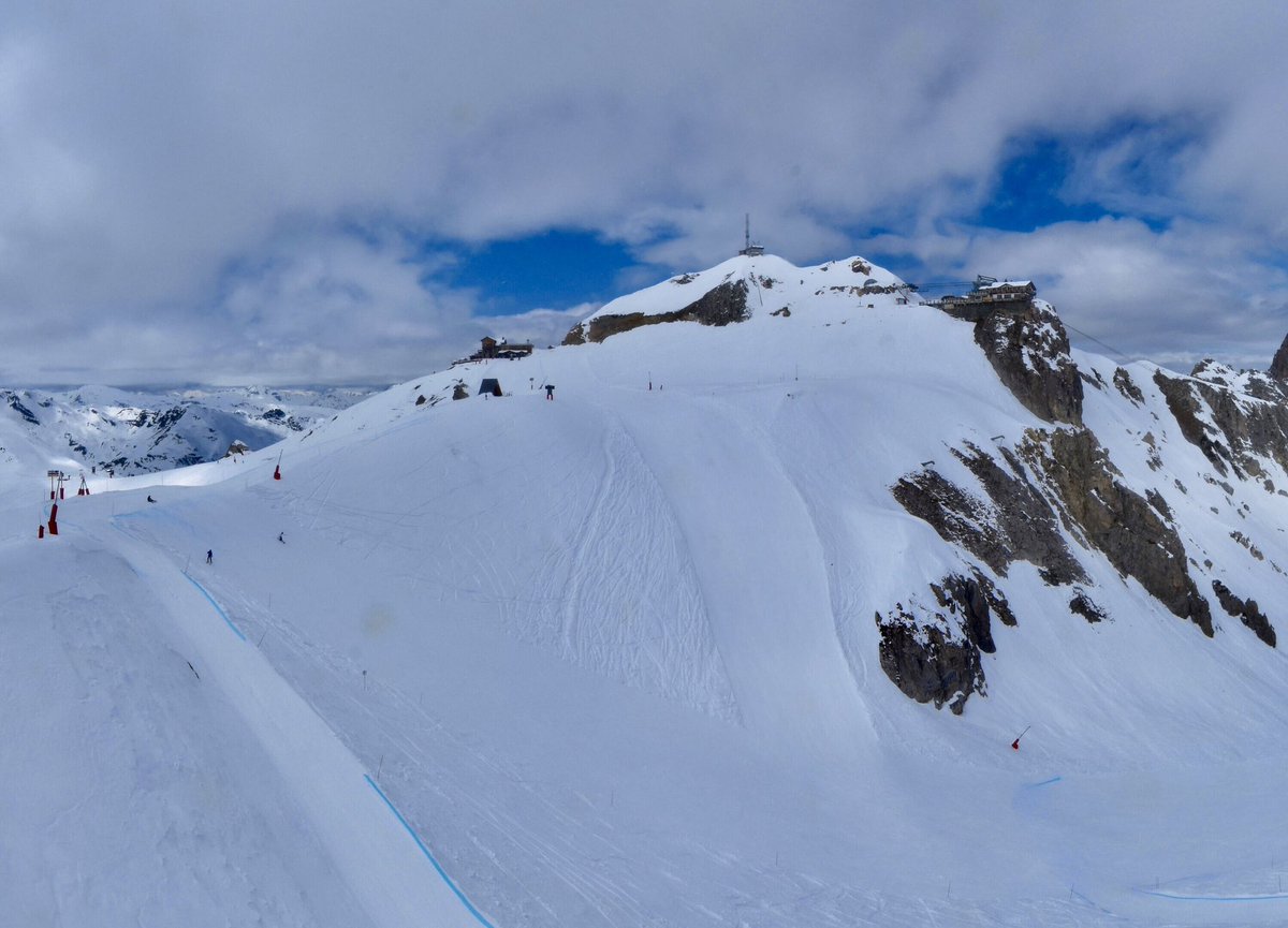 Final ski of the season for a few today - a couple of snow flurries and then the sun nearly poked through the clouds... Thanks to everyone for the photos, updates, news, gossip and support this season. Enjoy your Summer! 

#latania