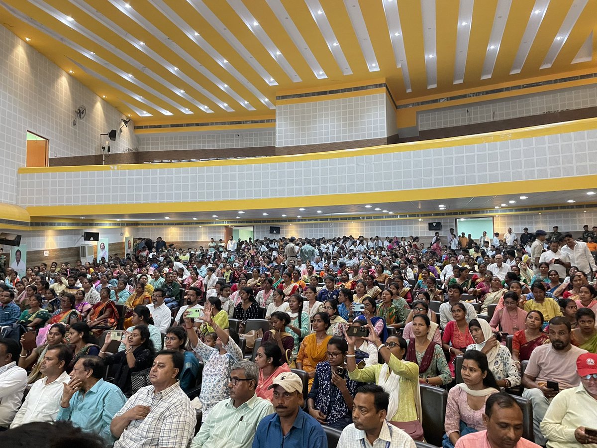 आज पूर्वी सिंहभूम के जमशेदपुर स्थित बिरसा मुंडा टाउन हॉल सिदगोड़ा में जिला स्वास्थ समिति पूर्वी सिंहभूम द्वारा आयोजित NHM अंतर्गत संविदा आधारित विभिन्न पदों का नियुक्ति पत्र वितरण समारोह में उपस्थित हुए।